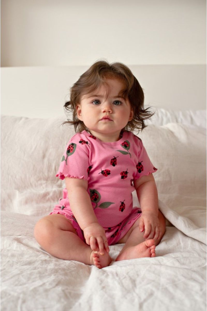 Feetje Shortama Lily Ladybug roze shortama met lieveheersbeestjesprint